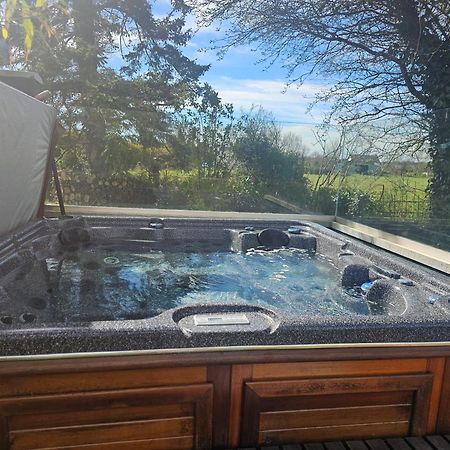 Contemporary Dublin Suite With Hot Tub Lispapple Cross Roads Exteriör bild