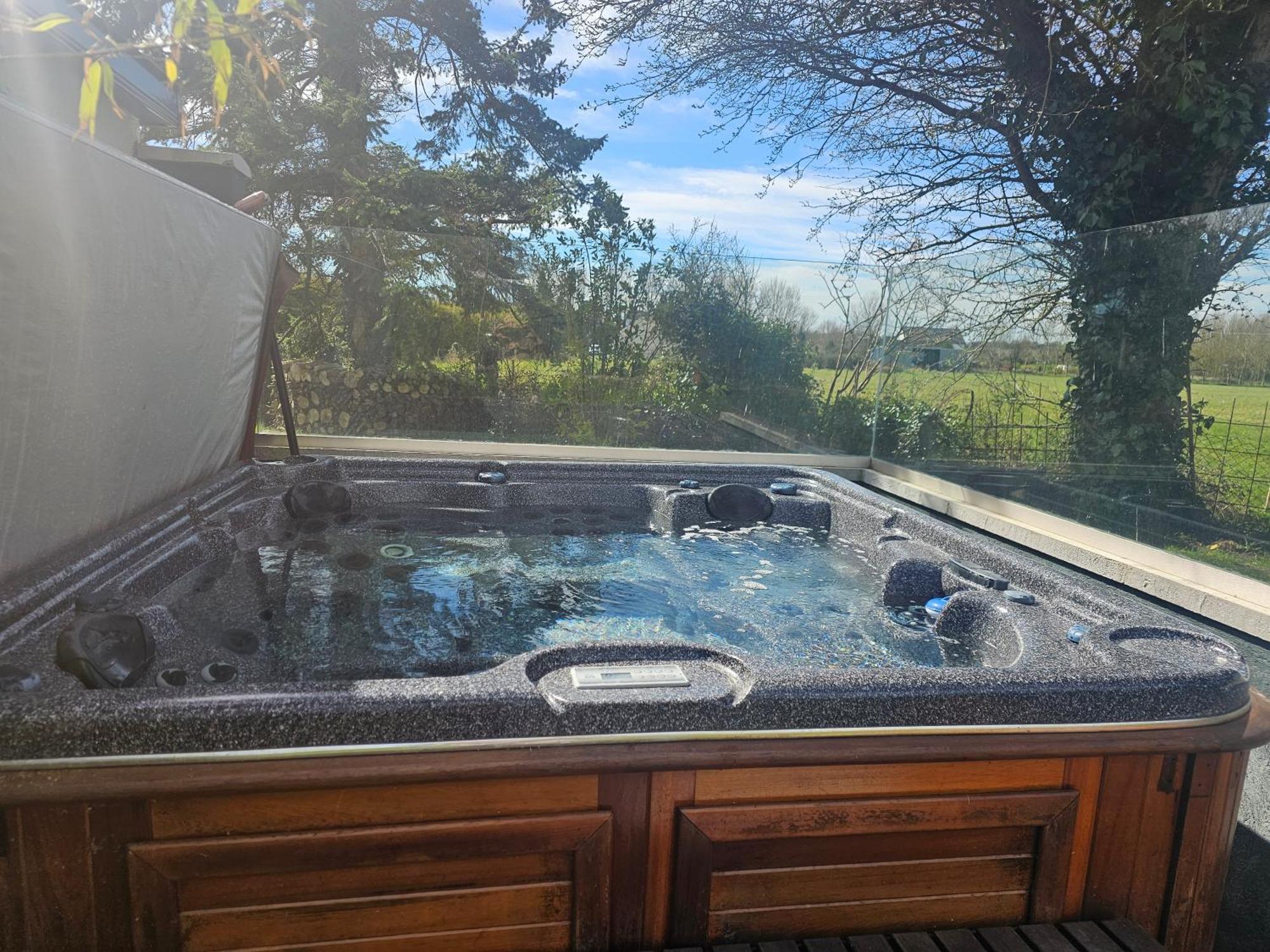 Contemporary Dublin Suite With Hot Tub Lispapple Cross Roads Exteriör bild